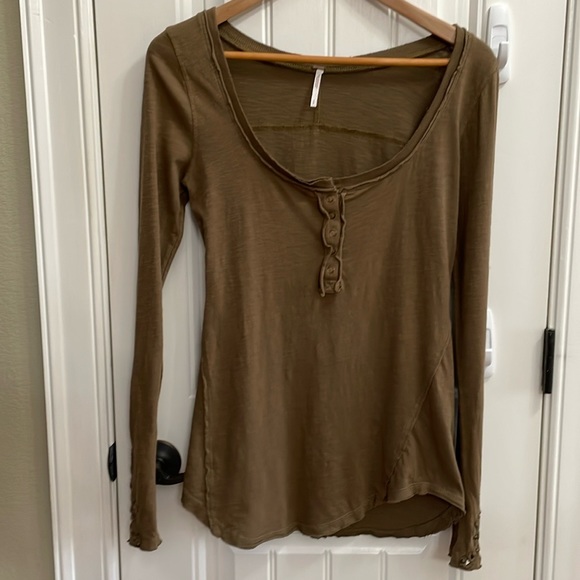 Free People Tops - FREE PEOPLE long crochet  sleeve brown shirt.  S